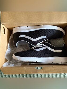 Vans ISO 1.5
Size 9 womens